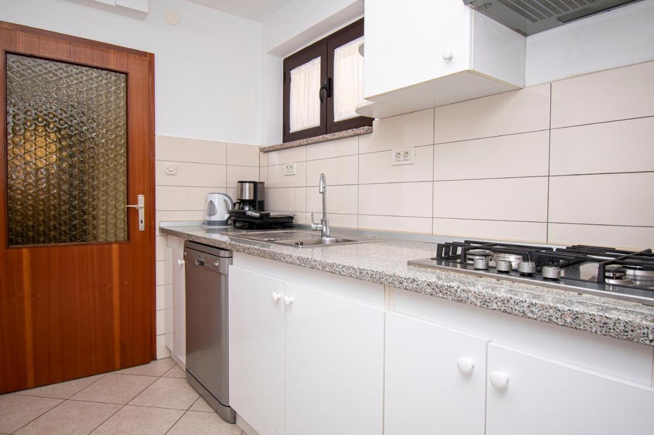 Holiday Apartment 50M From The Beach Pjescana Uvala Dış mekan fotoğraf
