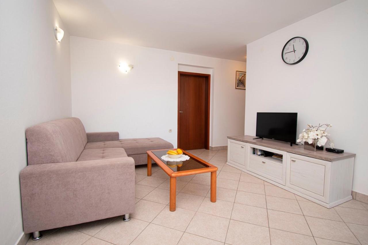 Holiday Apartment 50M From The Beach Pjescana Uvala Dış mekan fotoğraf