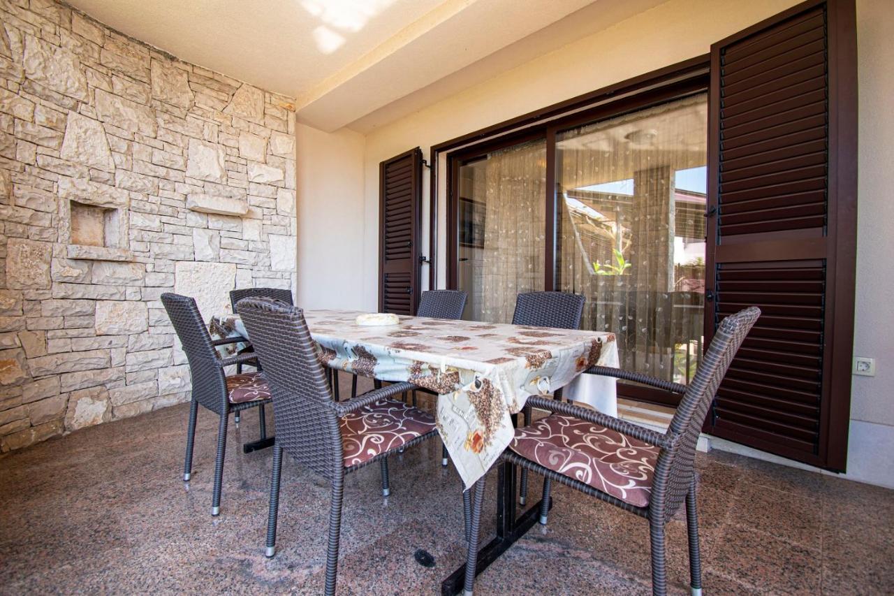 Holiday Apartment 50M From The Beach Pjescana Uvala Dış mekan fotoğraf