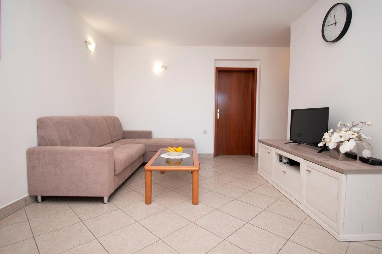 Holiday Apartment 50M From The Beach Pjescana Uvala Dış mekan fotoğraf